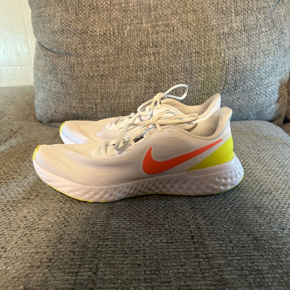 Nike Revolution 5 Running Shoes - Picture 2 of 5